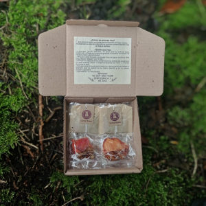 Caja abierta de mini kit Luna Rosa mostrando sobres de infusión y pétalos en empaque plástico