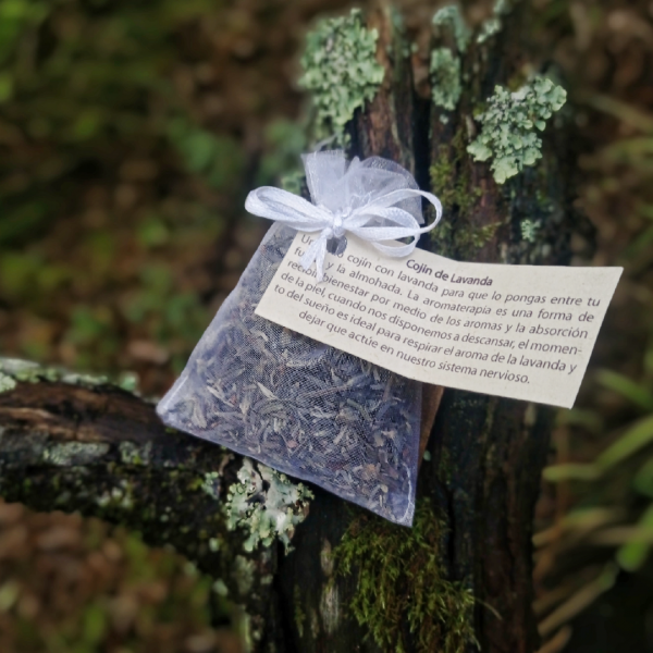Cojin herbal de lavanda con etiqueta de instrucciones para relajación natural y alivio emocional