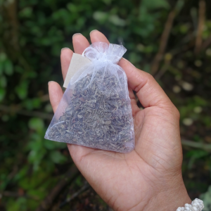 Cojin herbal de lavanda con etiqueta de instrucciones para relajación natural y alivio emocional